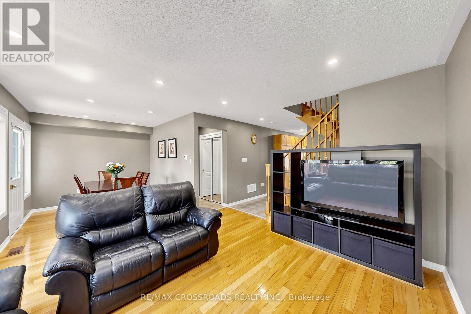 41 Prince Charles Way Property Photo 8