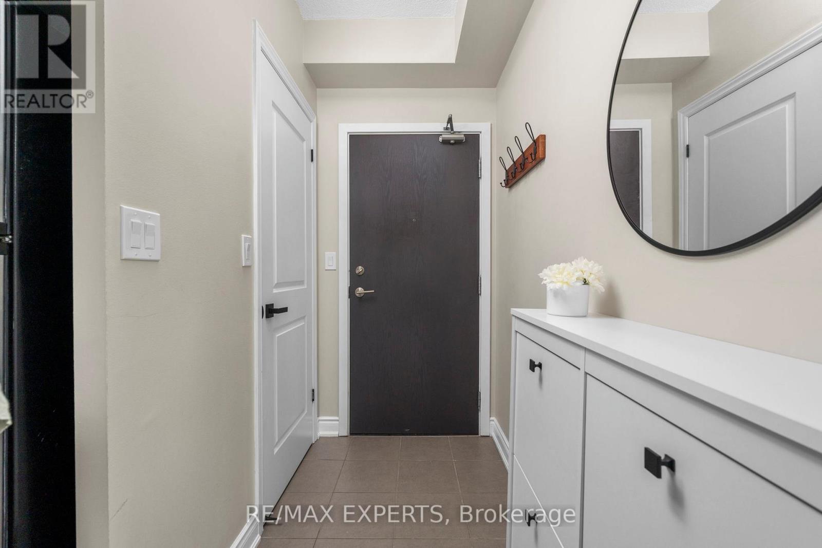 301 - 281 Woodbridge Avenue Property Photo 4