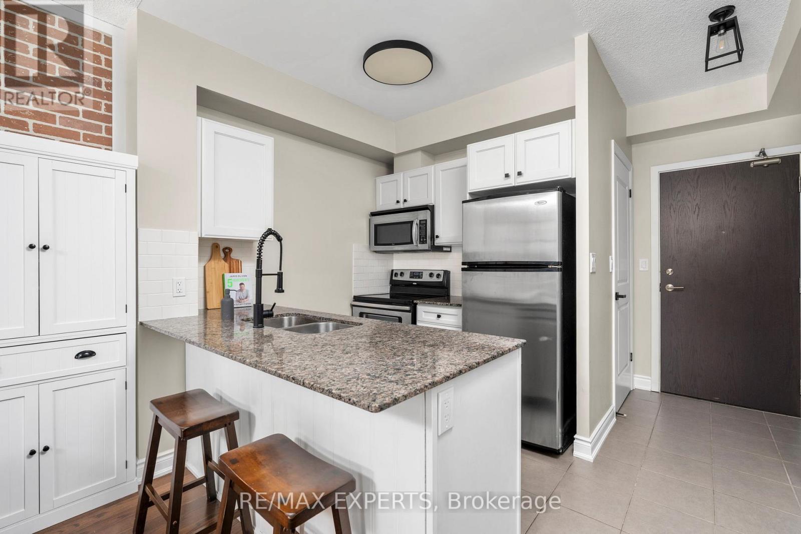 301 - 281 Woodbridge Avenue Property Photo 6