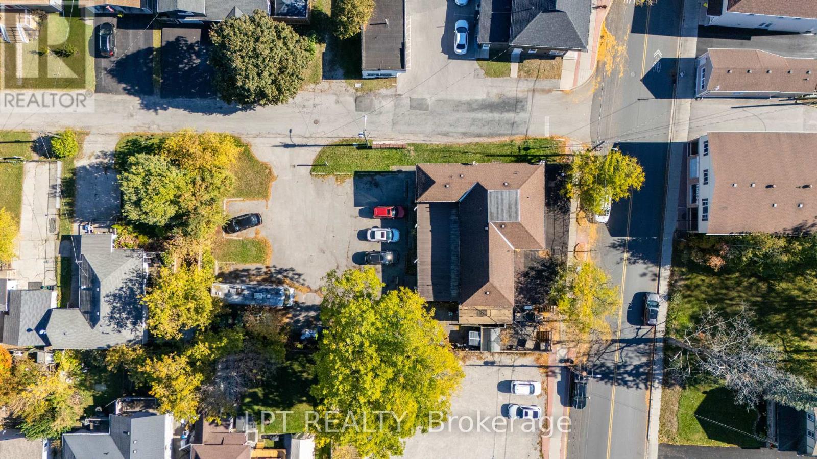 104 & 105 - 928 Lake Drive E Property Photo 23