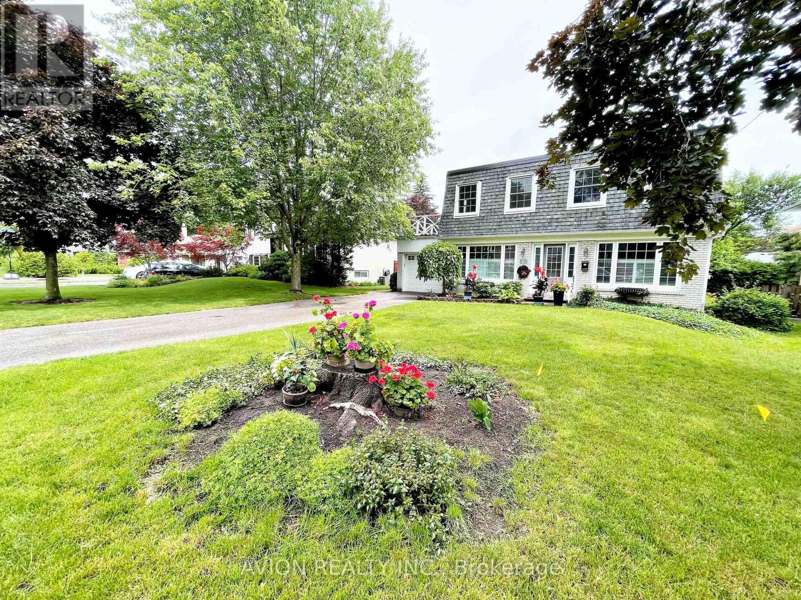 83 Lincoln Green Drive Property Photo 1