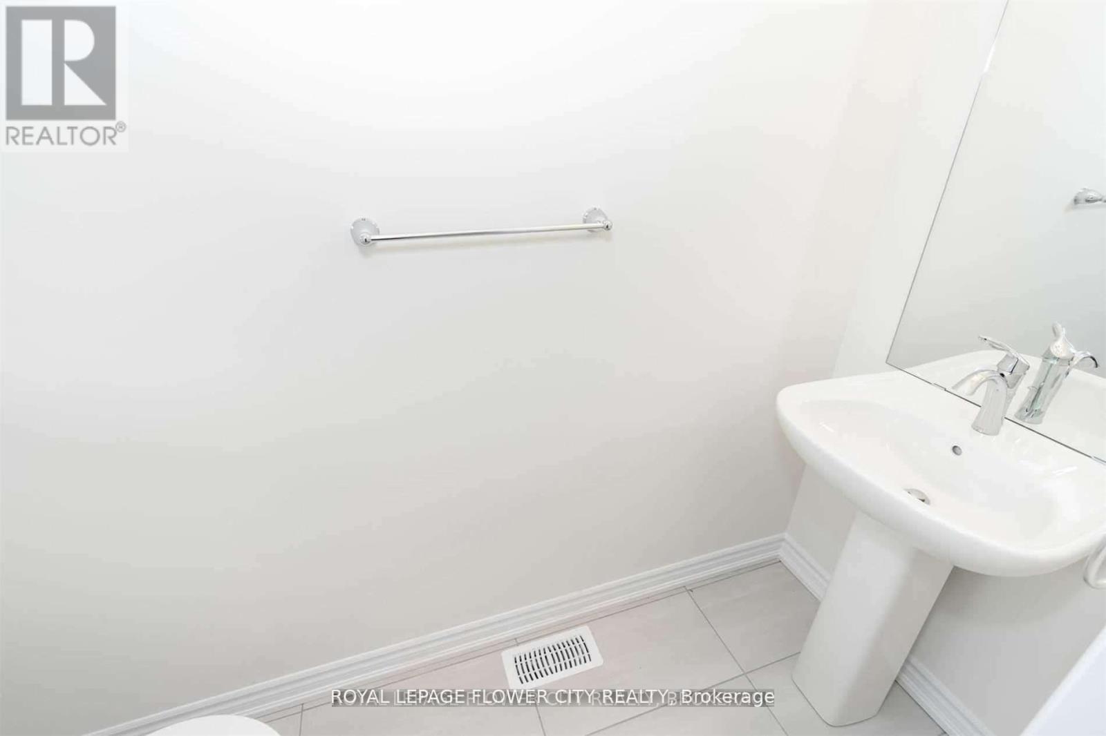 2282 Grainger Loop Crescent Property Photo 15