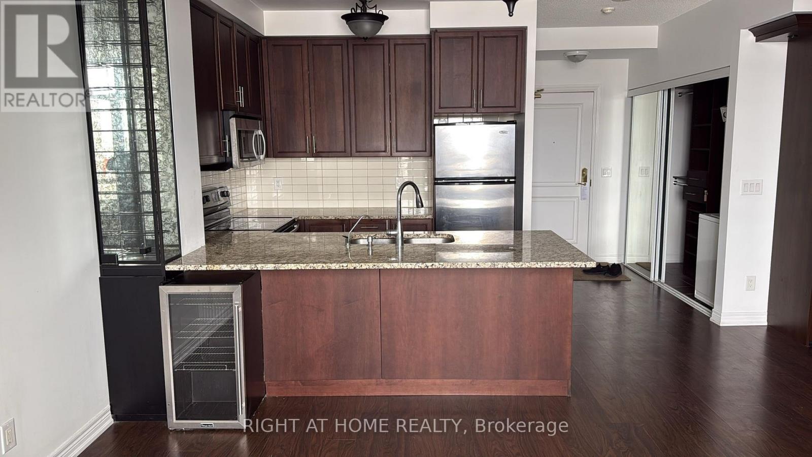 701 - 9245 Jane Street Property Photo 6