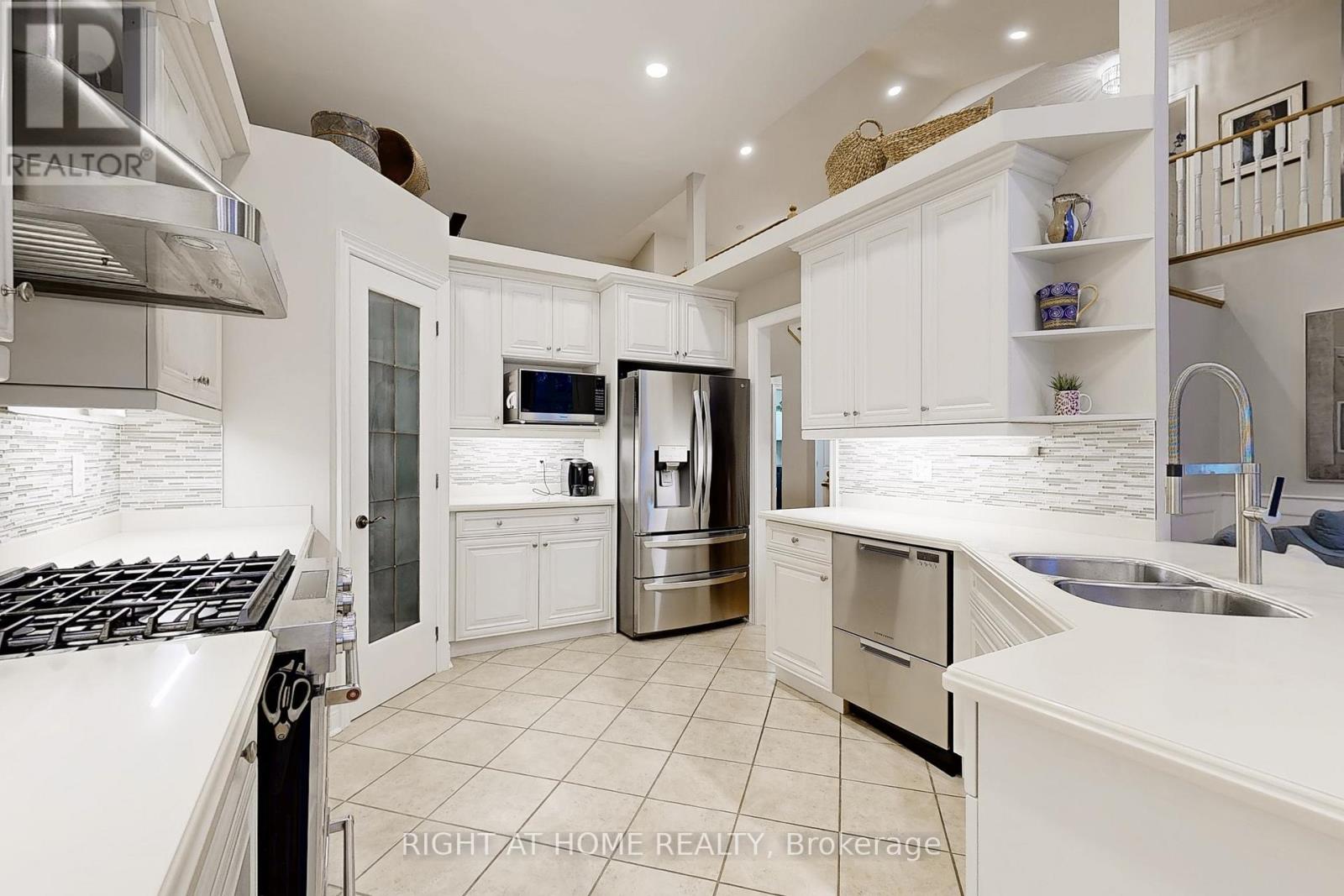 9 Arlington Way Property Photo 7