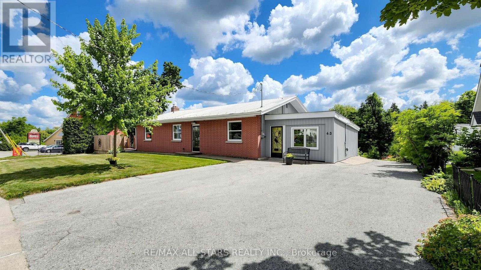43 Toronto Street N Property Photo 2
