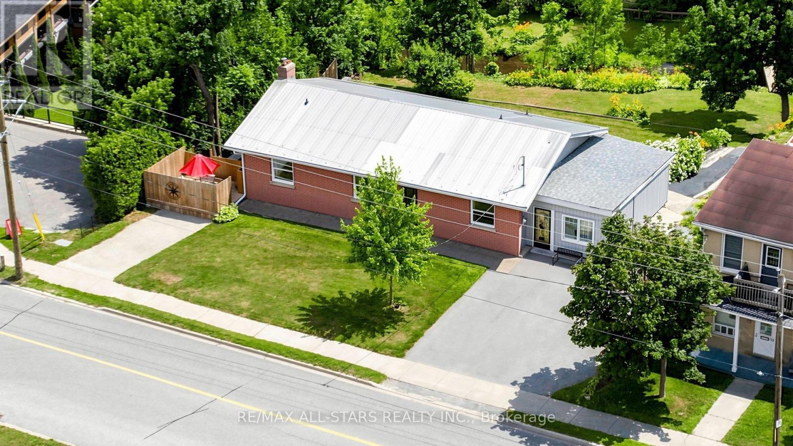 43 Toronto Street N Property Photo 4