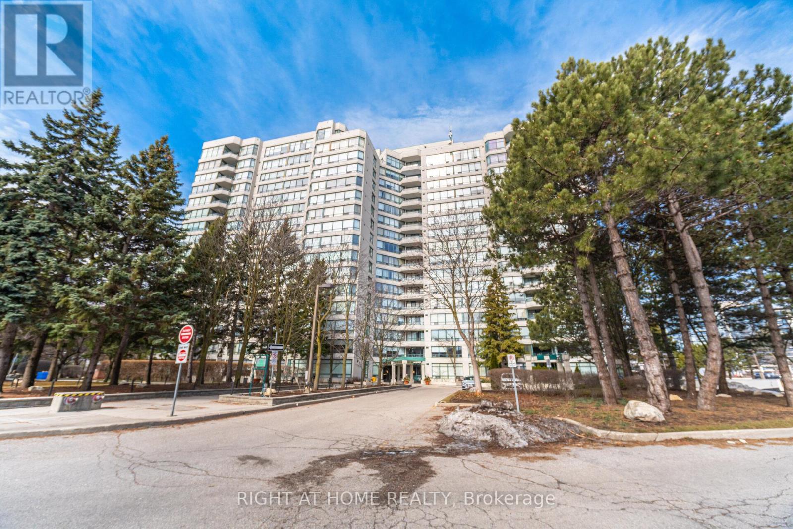 711 - 120 Promenade Circle Property Photo 1