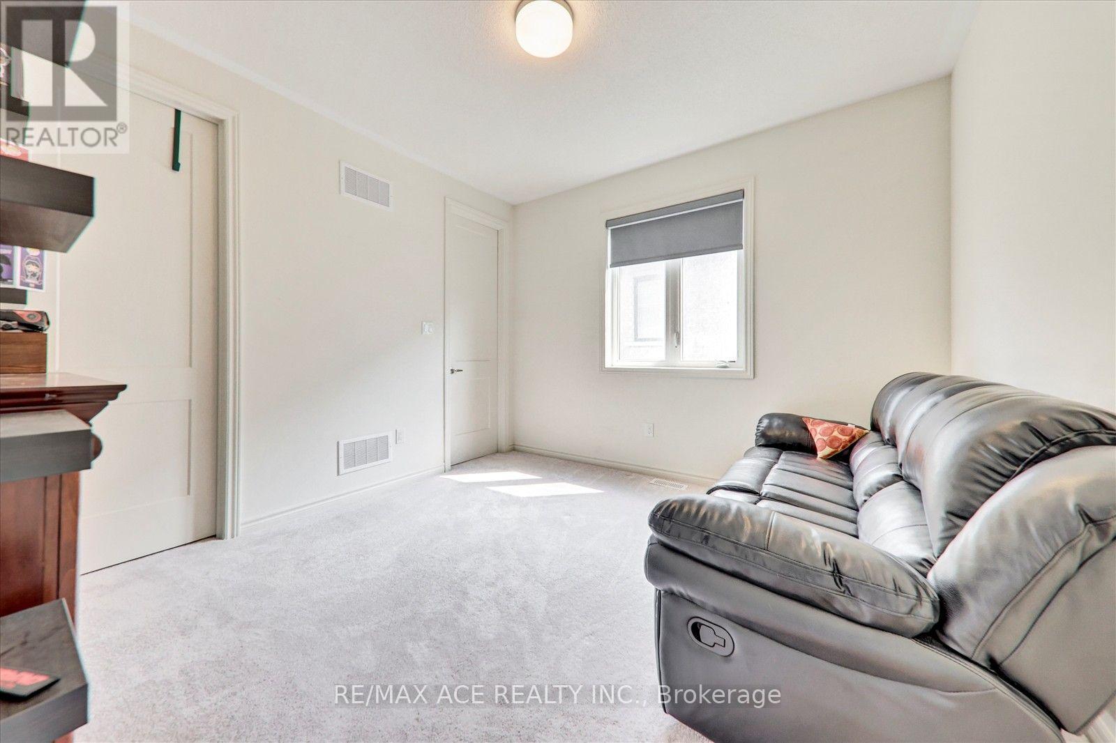 4 Emerald Grove Property Photo 37