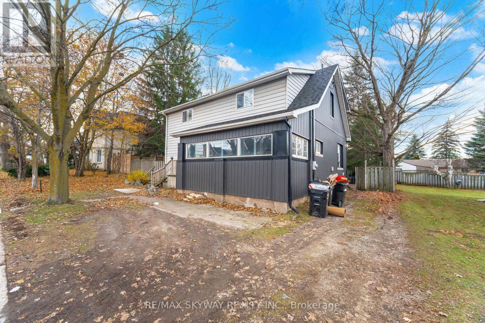 102 Queen Street S Property Photo 1