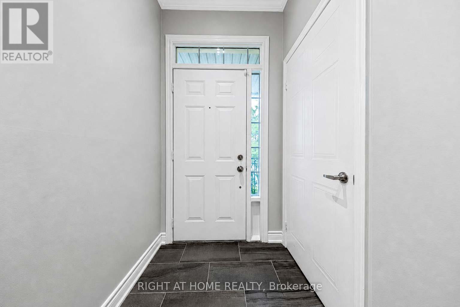204 - 23 Observatory Lane Property Photo 2