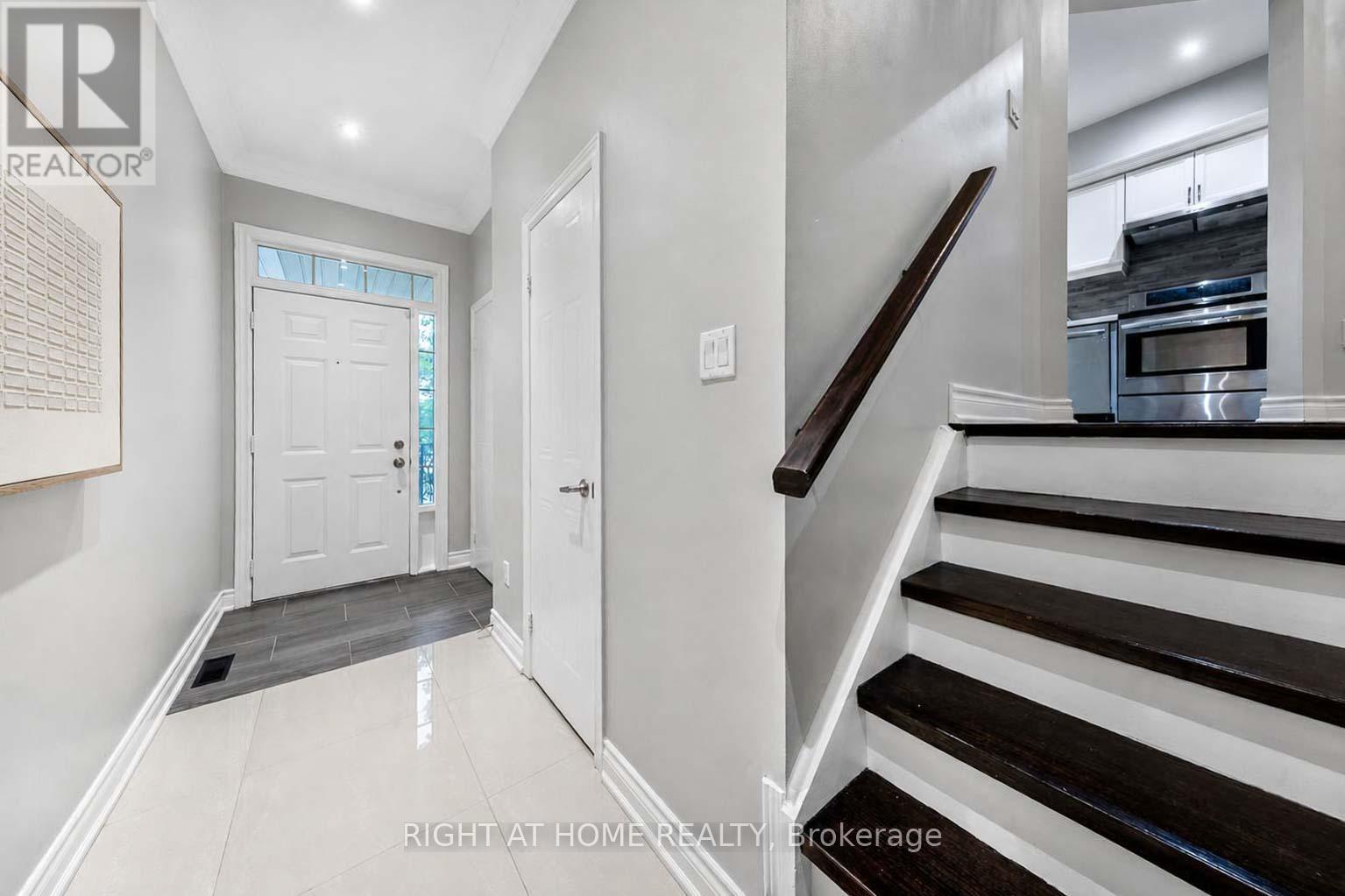 204 - 23 Observatory Lane Property Photo 4