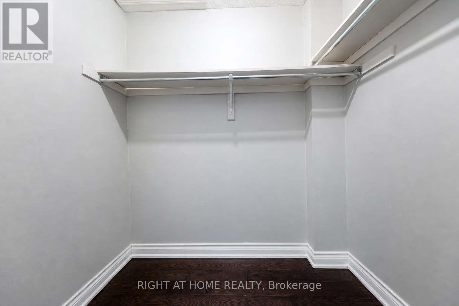 204 - 23 Observatory Lane Property Photo 27