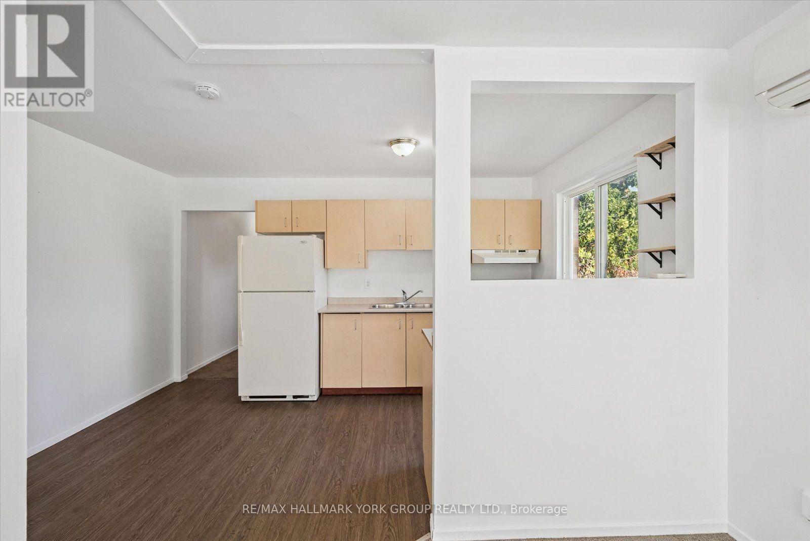 948 Lake Drive E Property Photo 12
