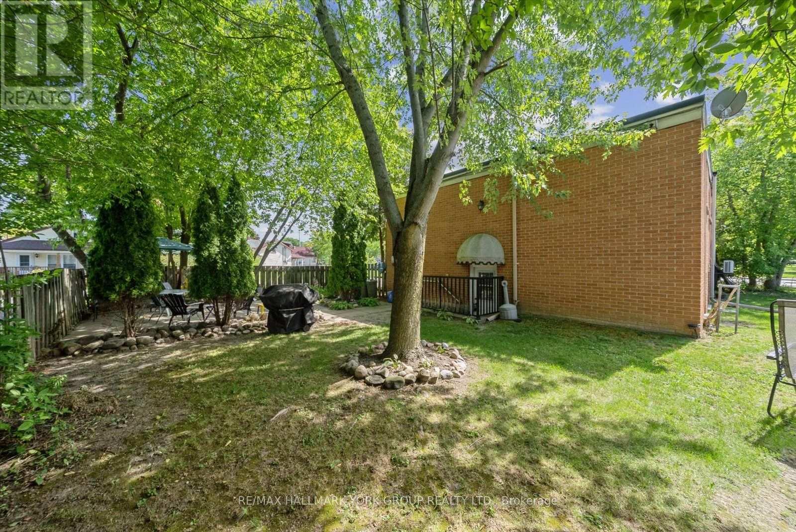 948 Lake Drive E Property Photo 25