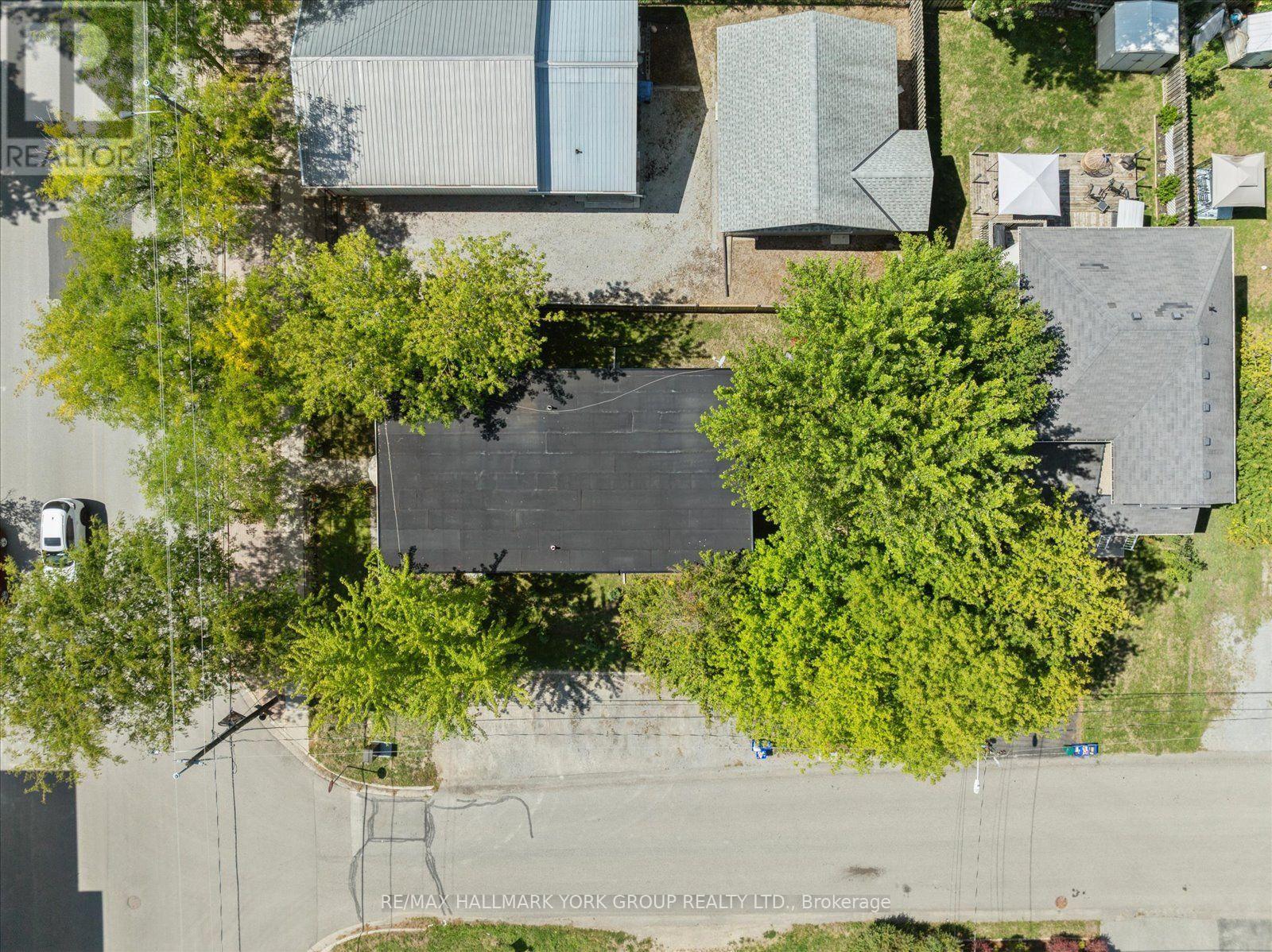 948 Lake Drive E Property Photo 29