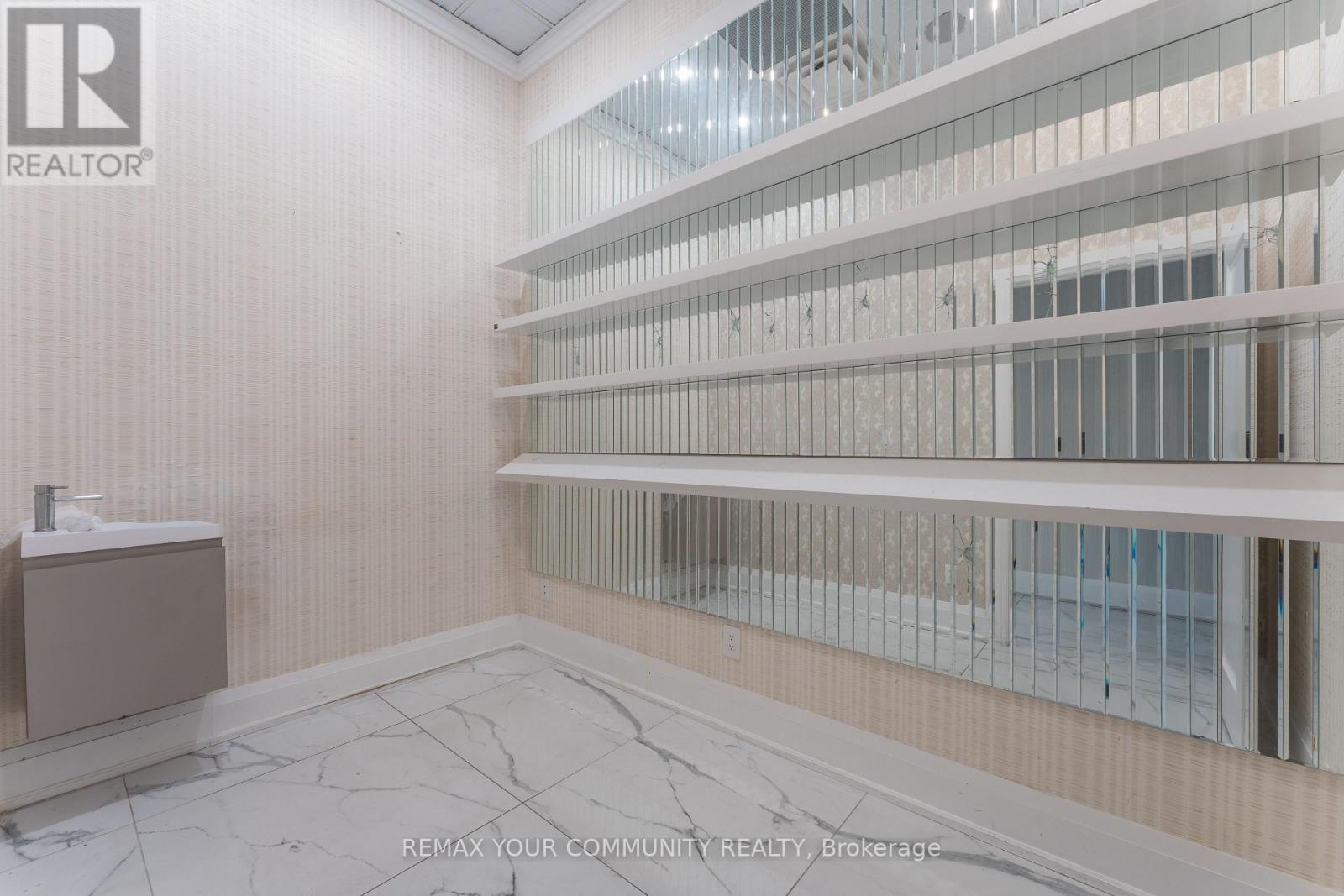 218 - 9737 Yonge Street Property Photo 15
