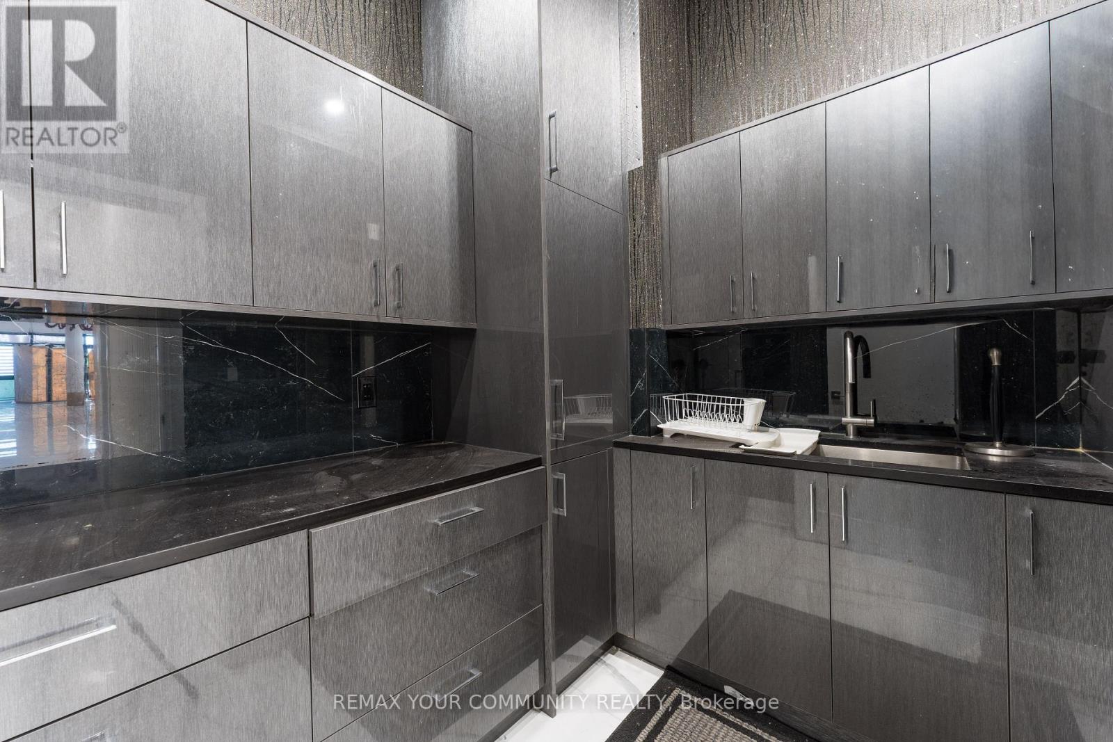 218 - 9737 Yonge Street Property Photo 18