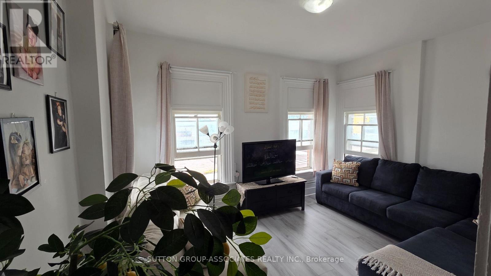 3 - 65 HOLLAND STREET W