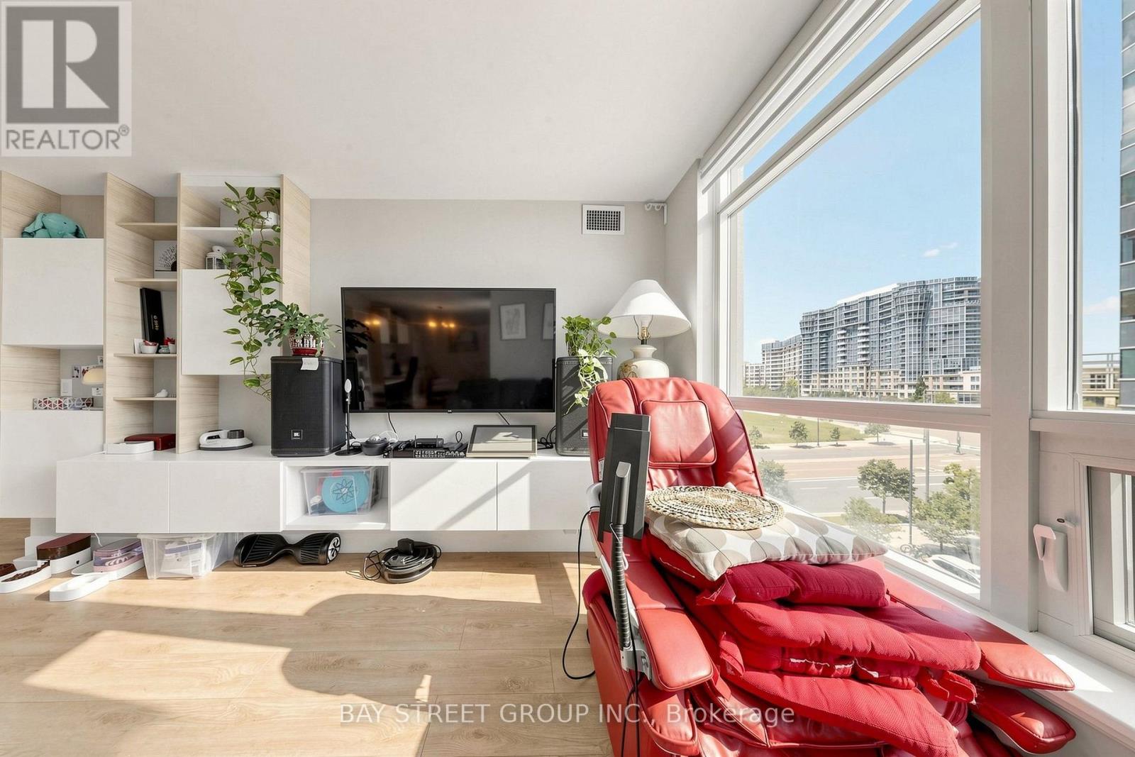 612 - 55 South Town Centre Boulevard Property Photo 17