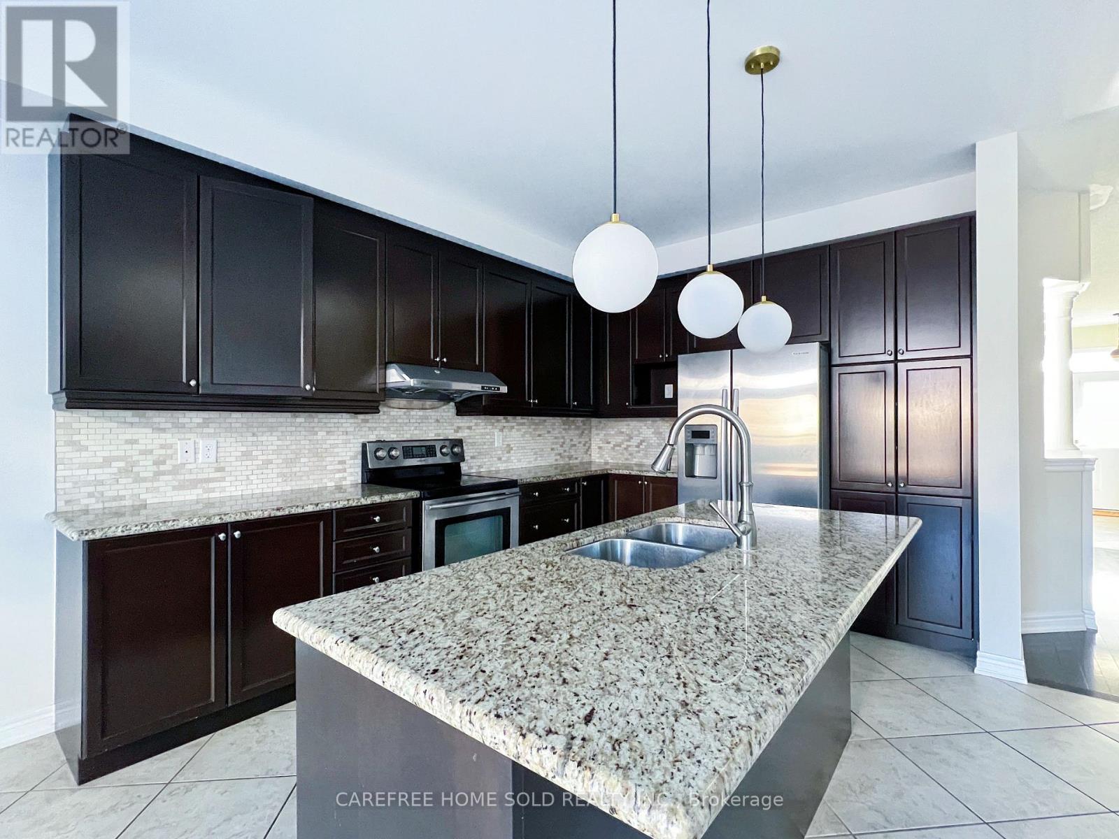 33 Oakmoor Lane Property Photo 11