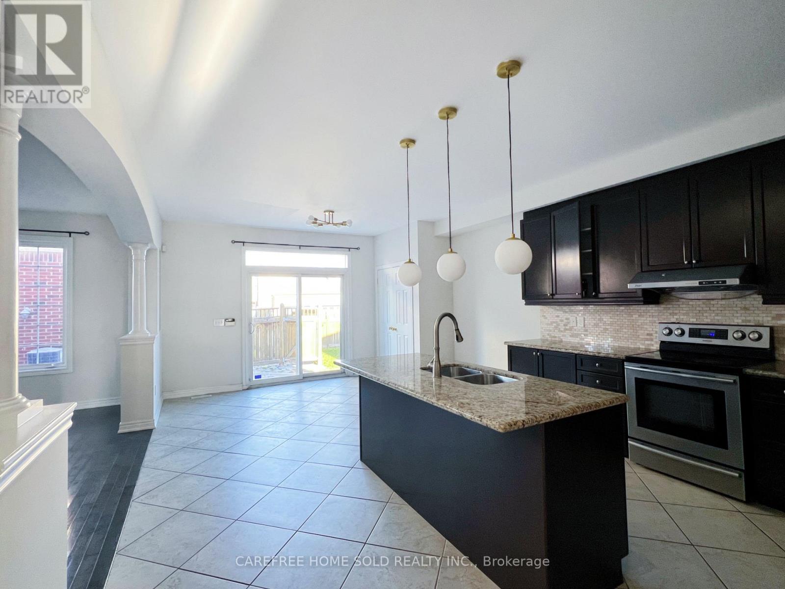 33 Oakmoor Lane Property Photo 12