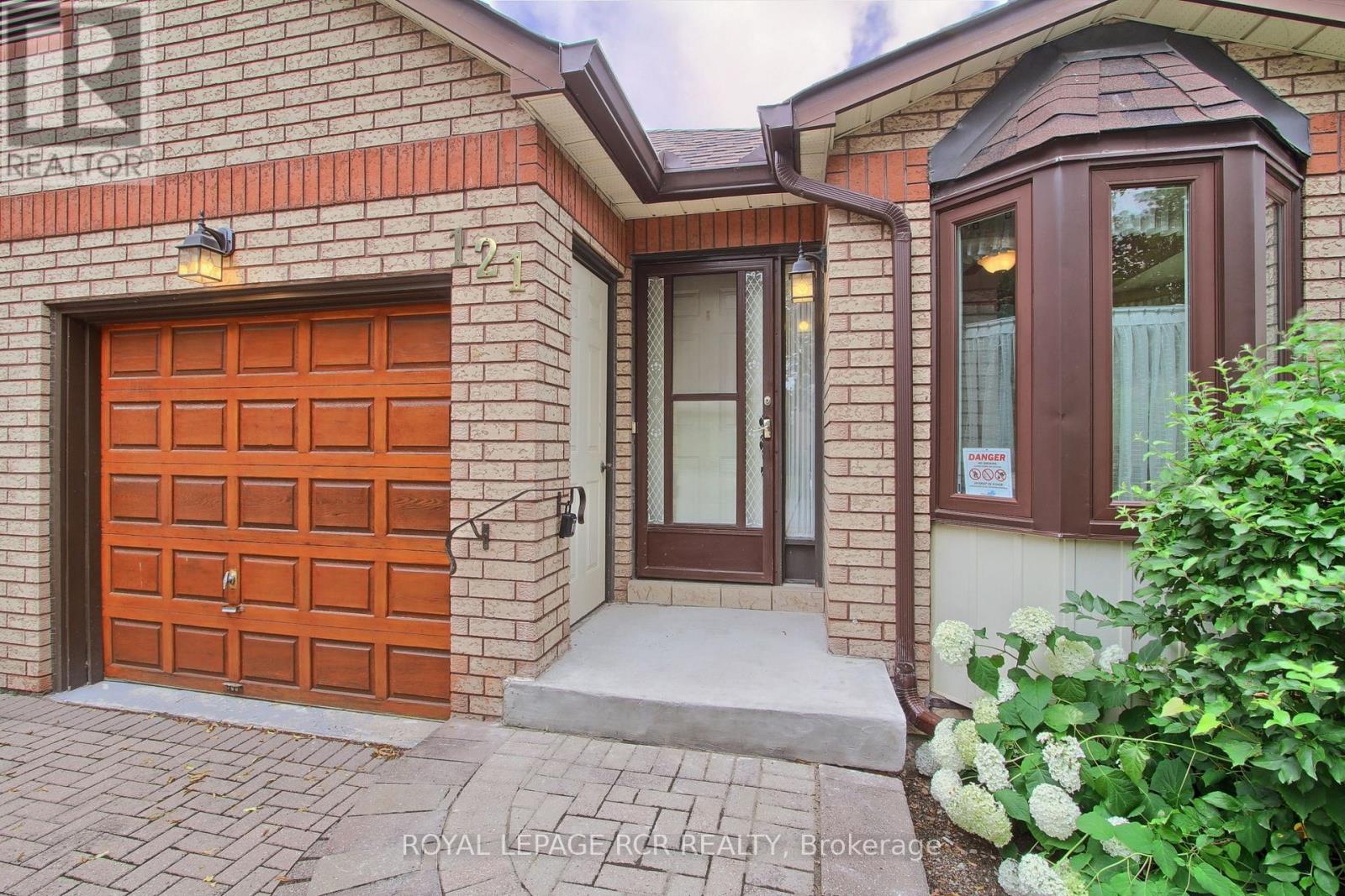 16 - 121 Green Briar Road Property Photo 5