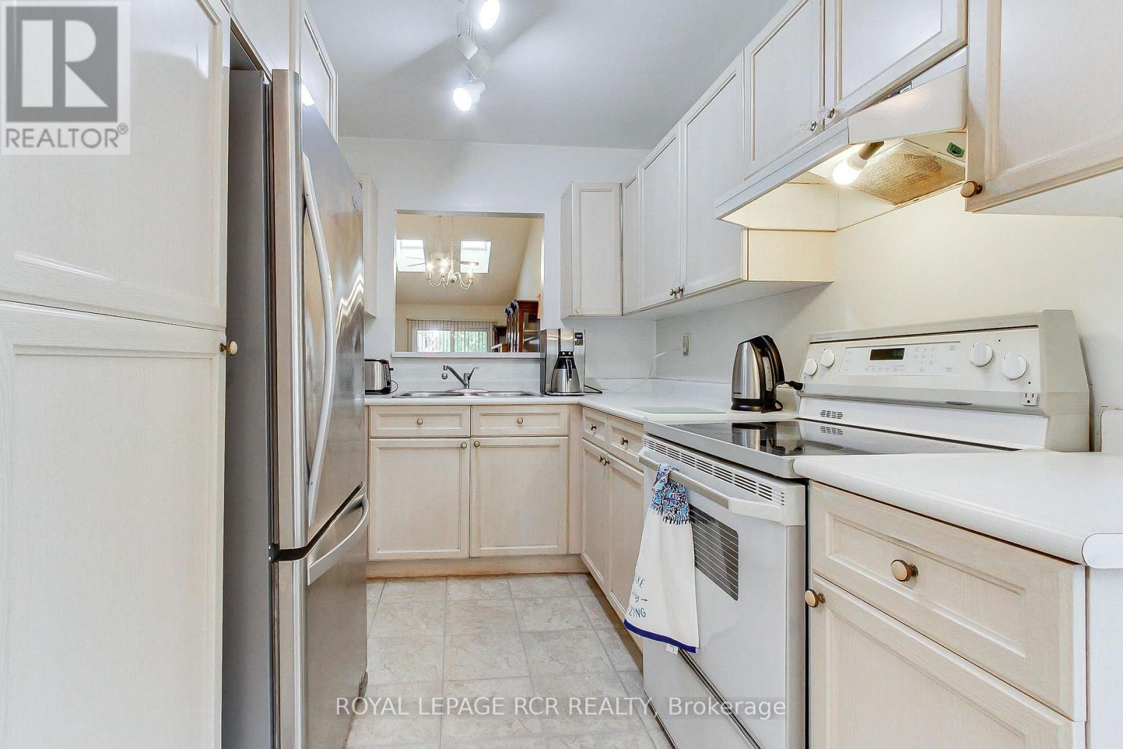 16 - 121 Green Briar Road Property Photo 8