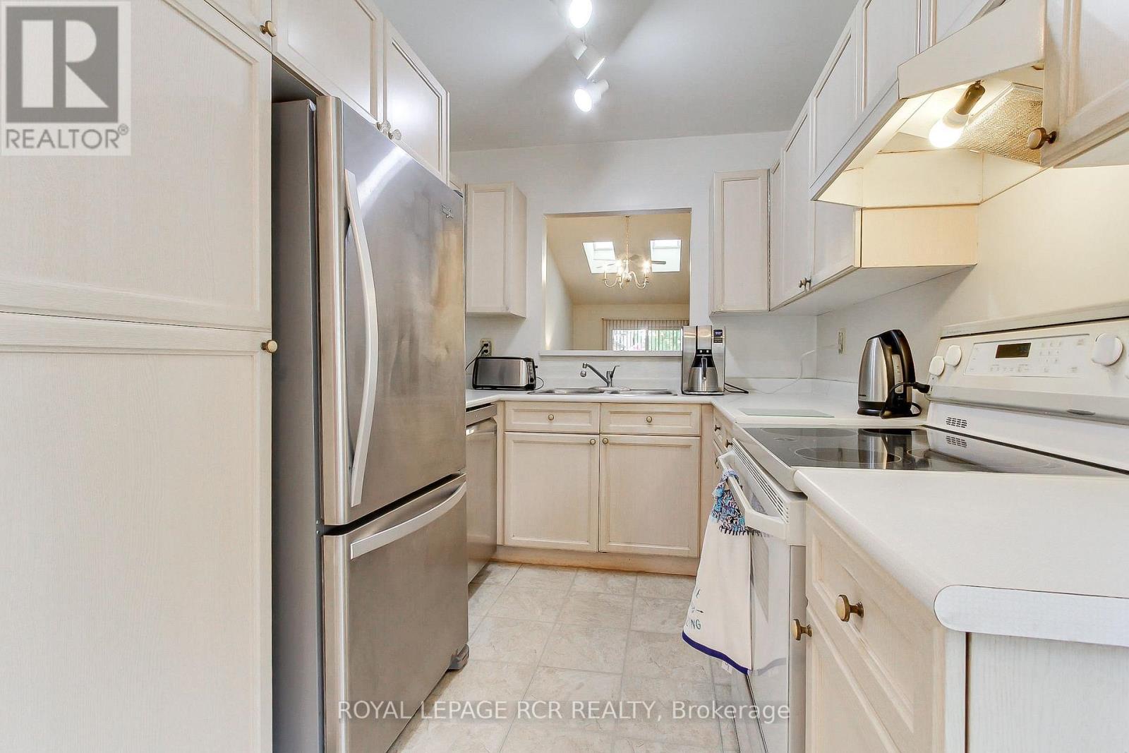 16 - 121 Green Briar Road Property Photo 9