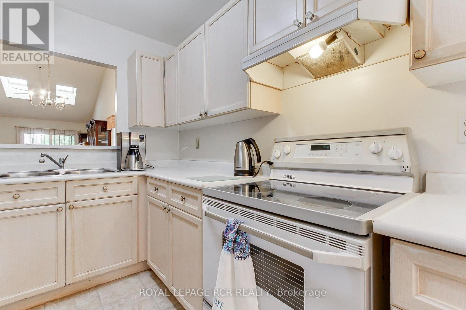 16 - 121 Green Briar Road Property Photo 10