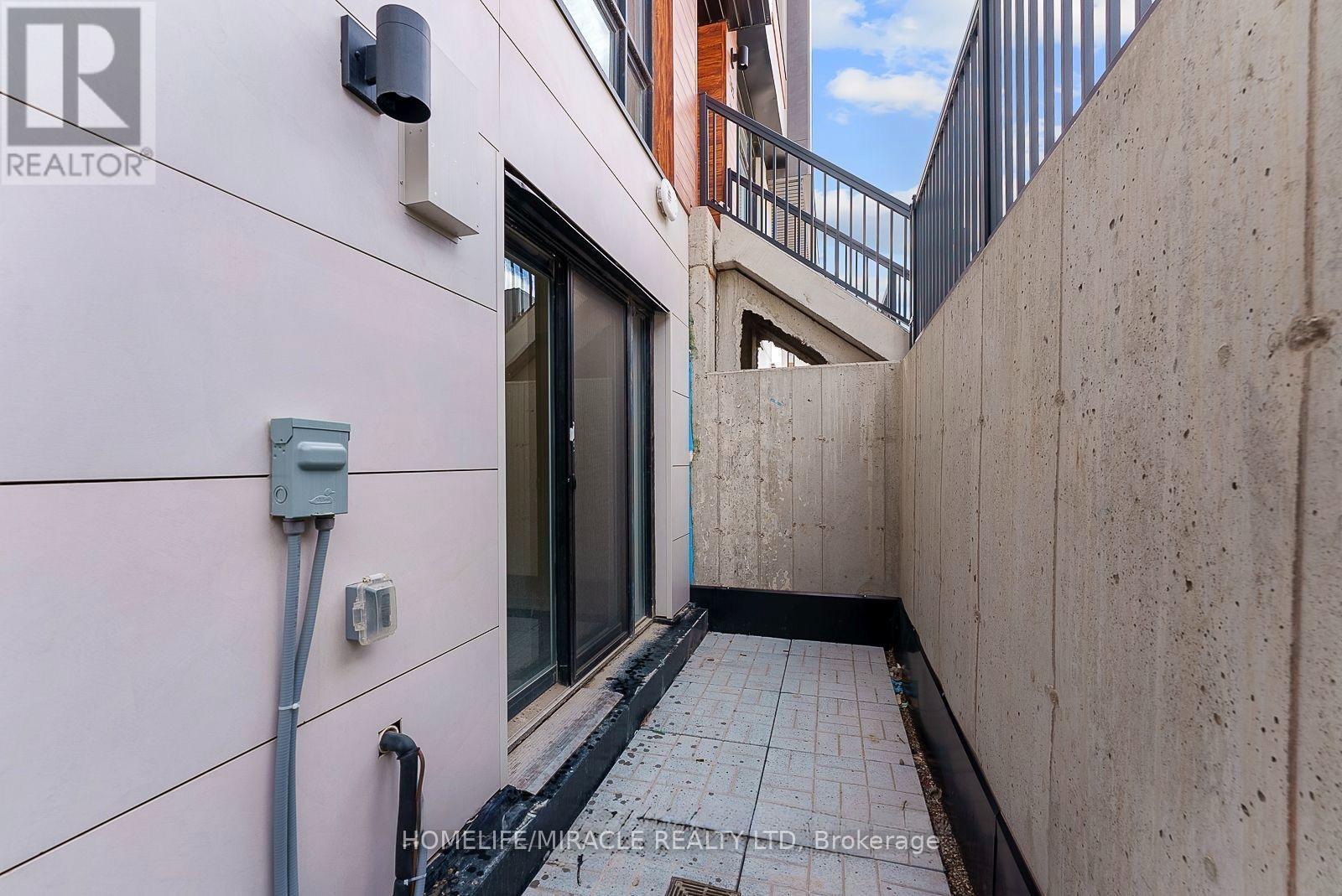 Th704 - 5 Steckley House Lane Property Photo 4