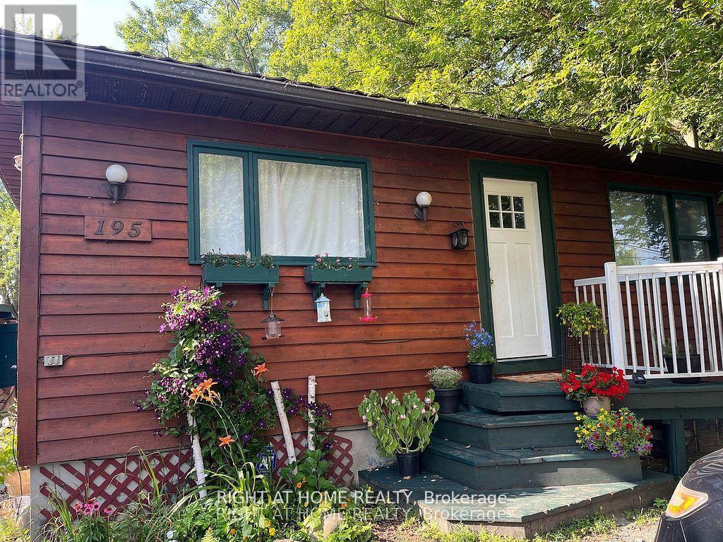 195 LAKELAND CRESCENT