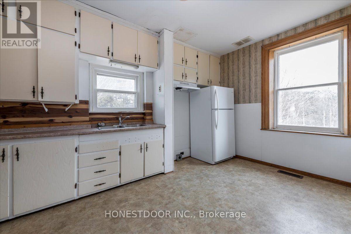 5974 5th Side Road Property Photo 11