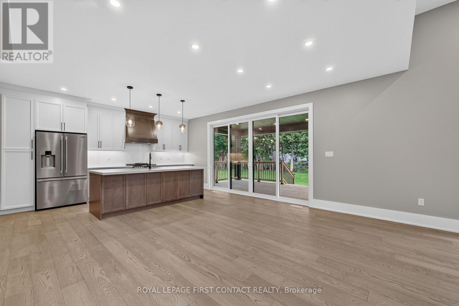 Upper - 933 7th Line Property Photo 3