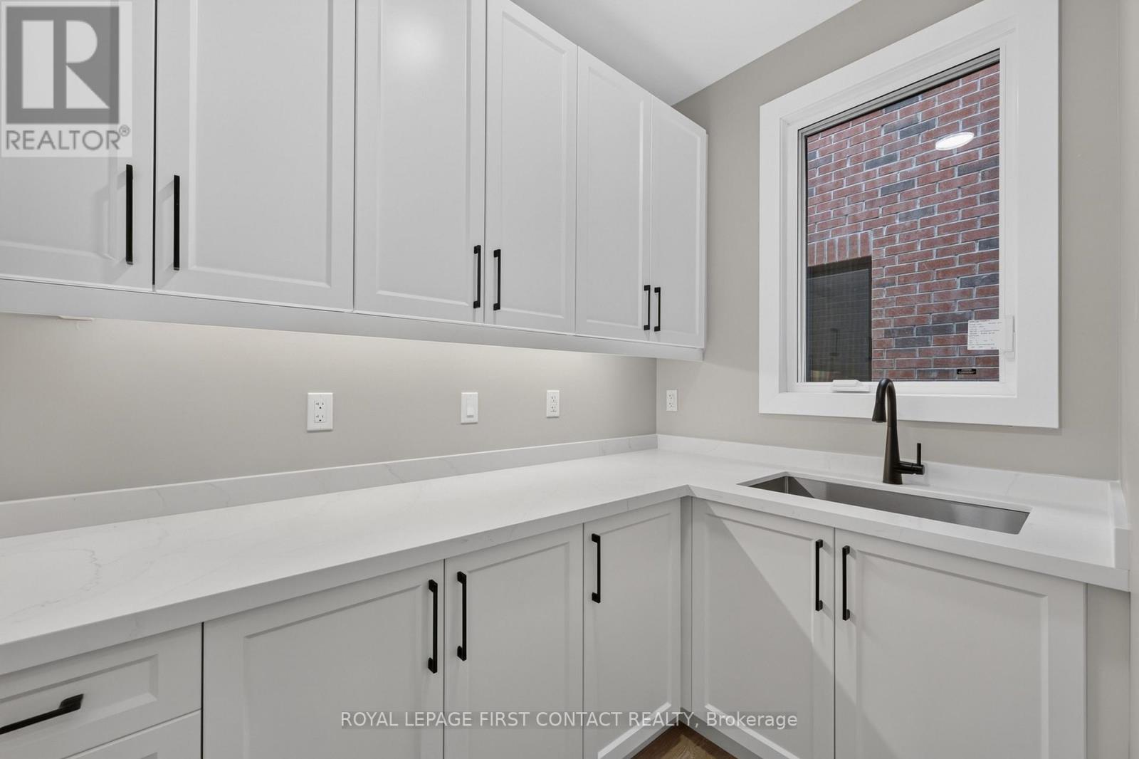 Upper - 933 7th Line Property Photo 6