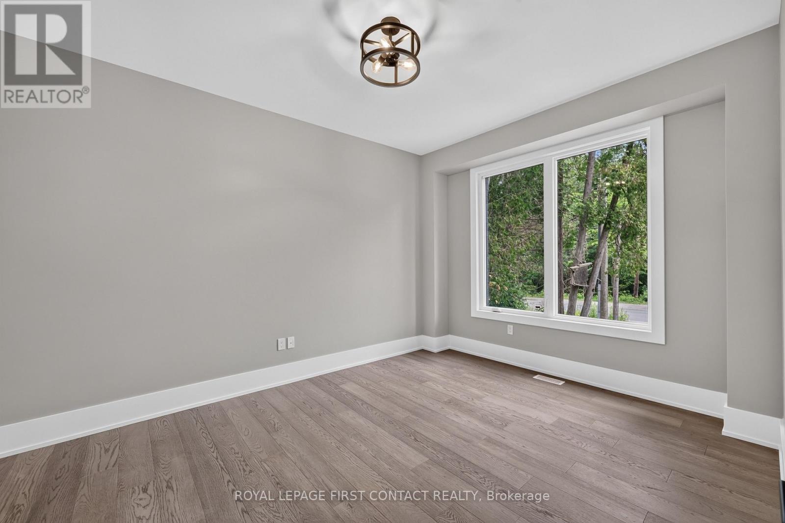 Upper - 933 7th Line Property Photo 7