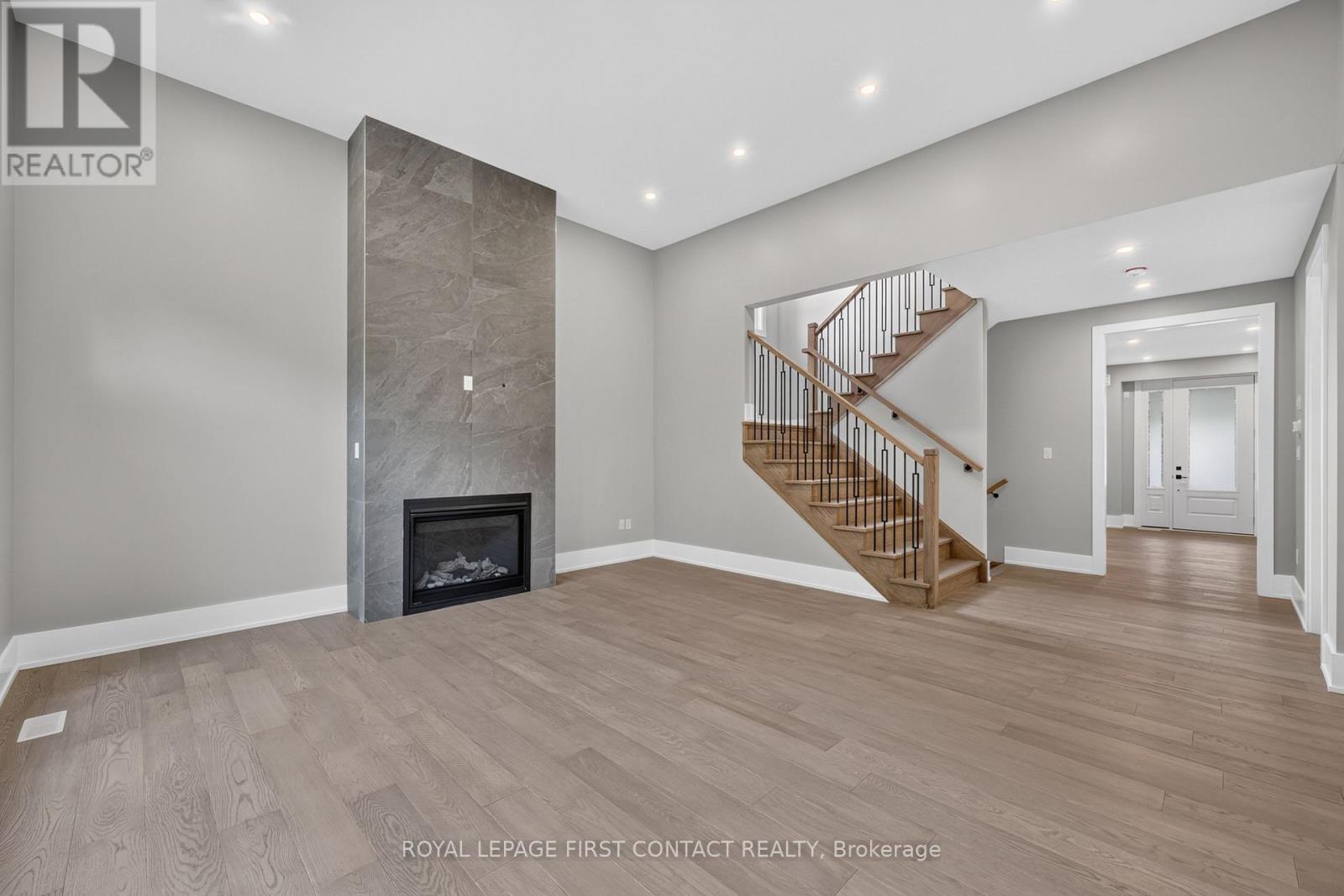 Upper - 933 7th Line Property Photo 8