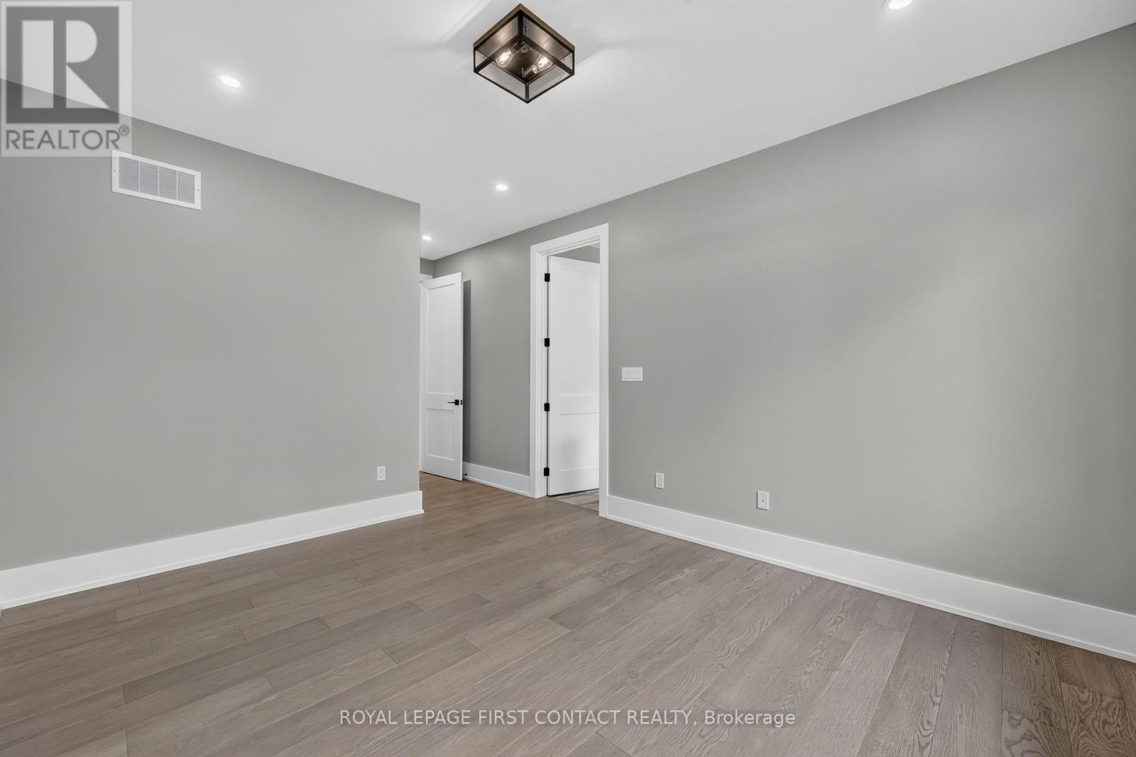 Upper - 933 7th Line Property Photo 11