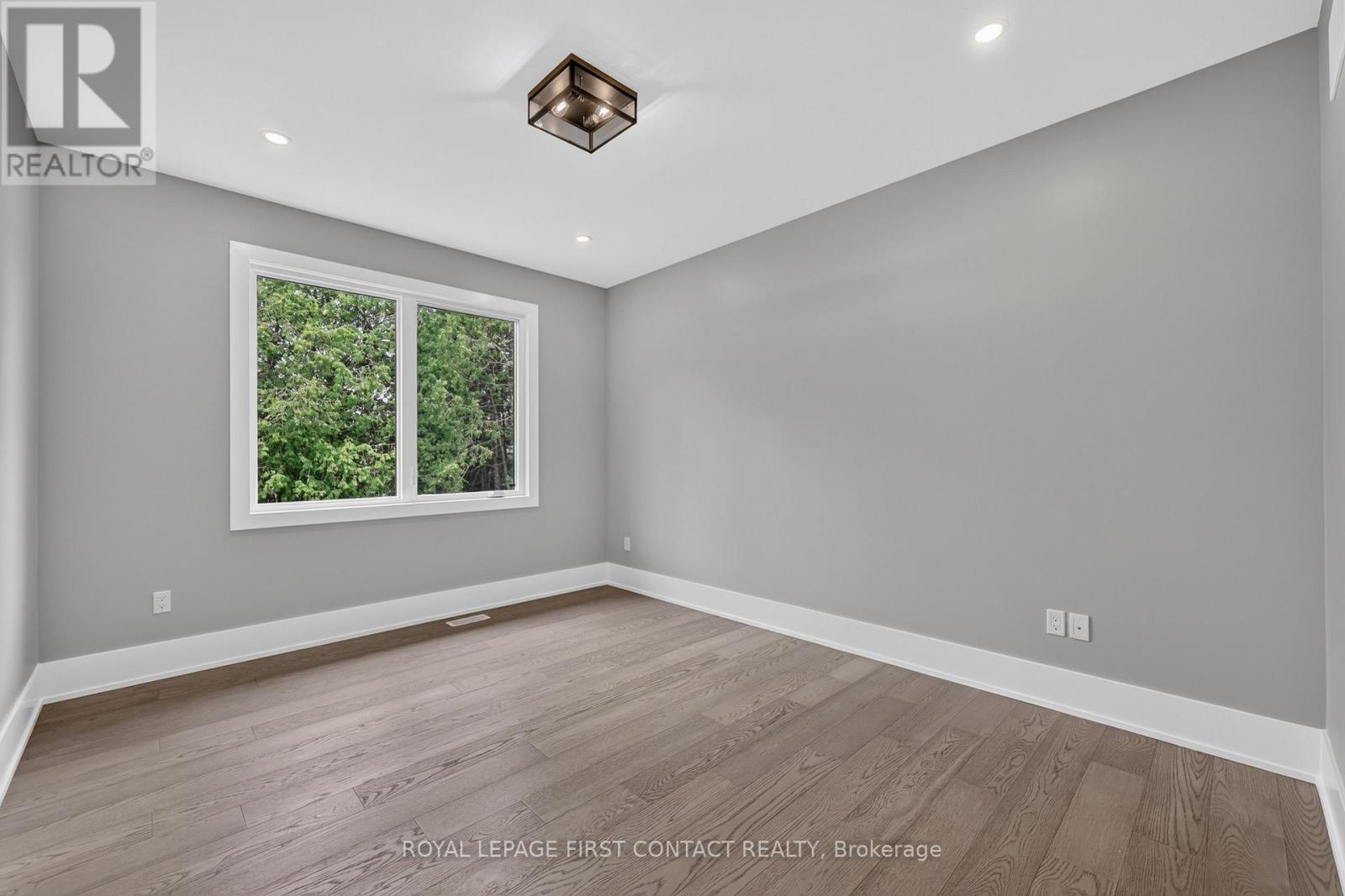 Upper - 933 7th Line Property Photo 12