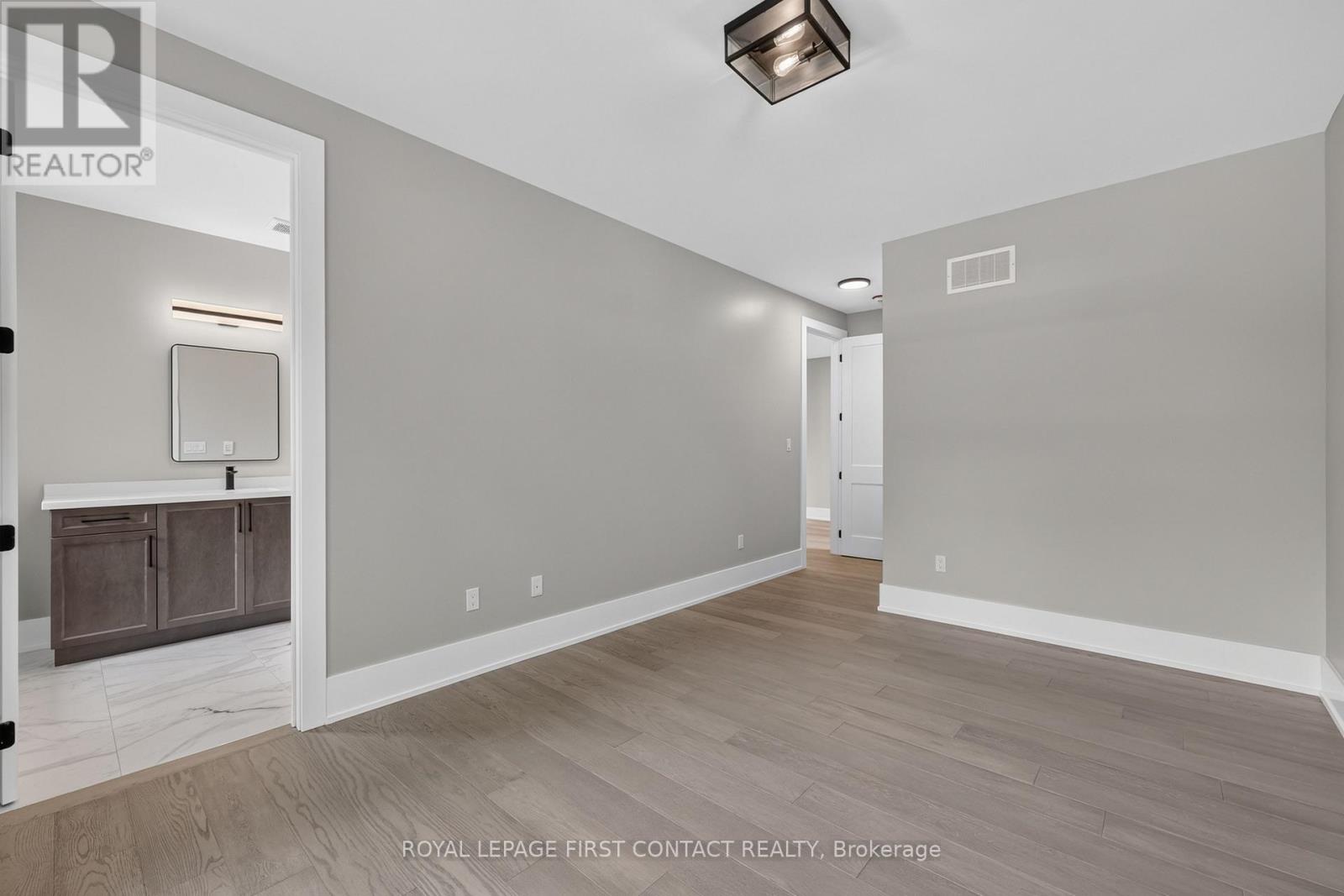 Upper - 933 7th Line Property Photo 17
