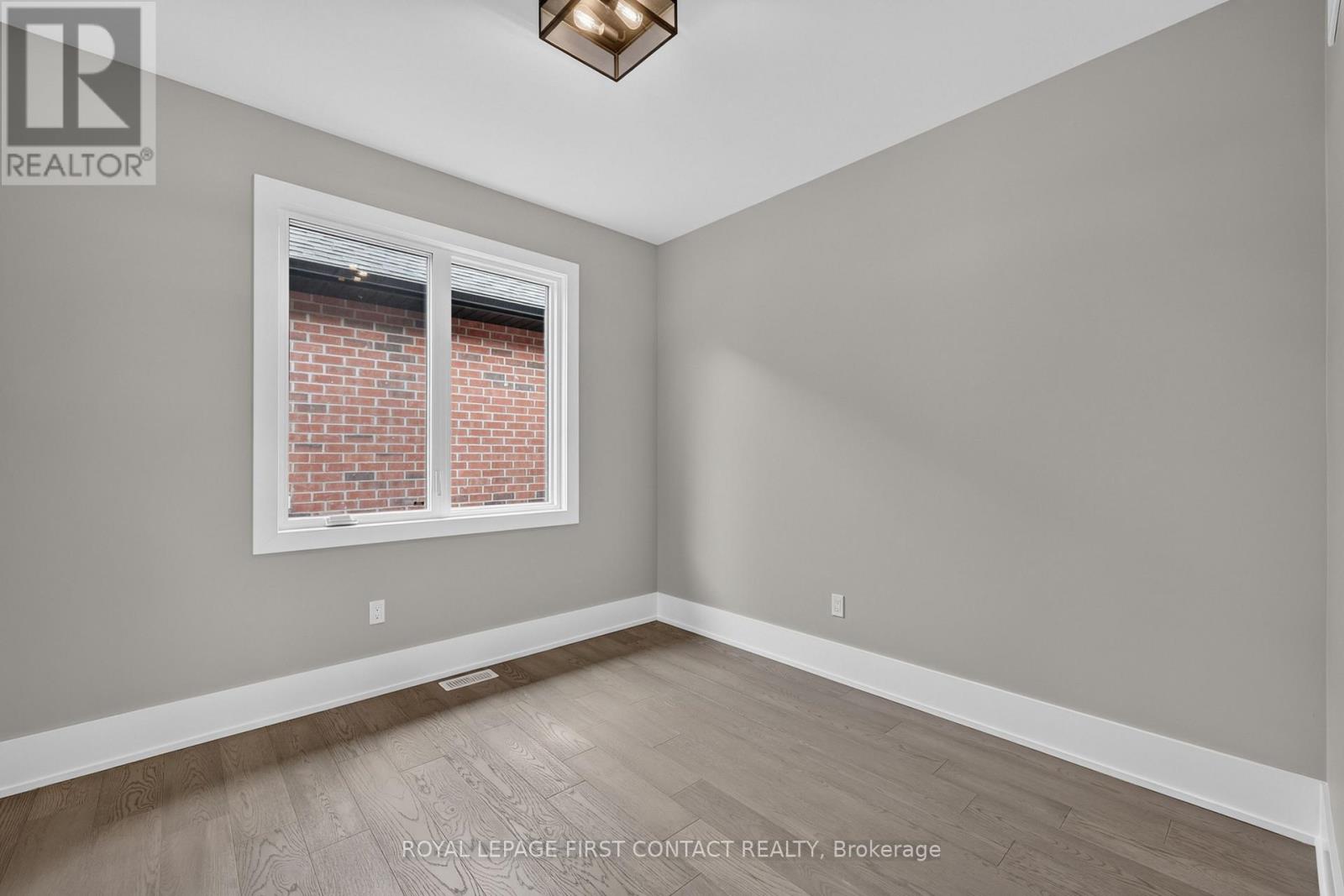 Upper - 933 7th Line Property Photo 20