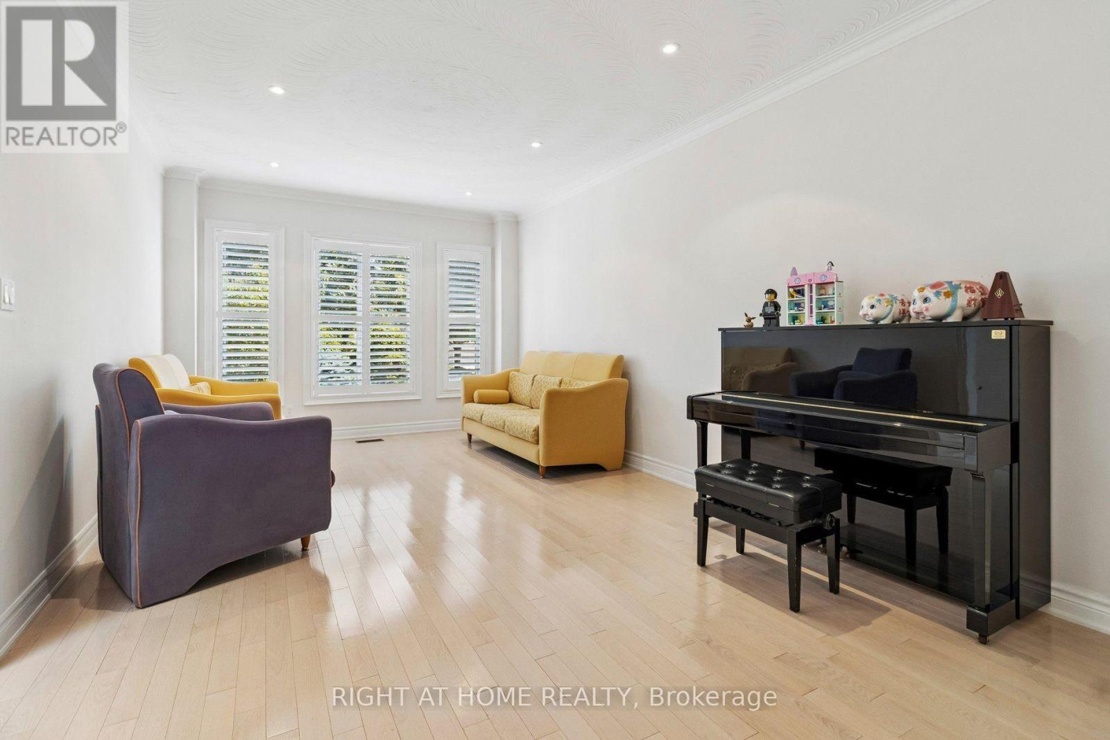 35 Palace Court Property Photo 6