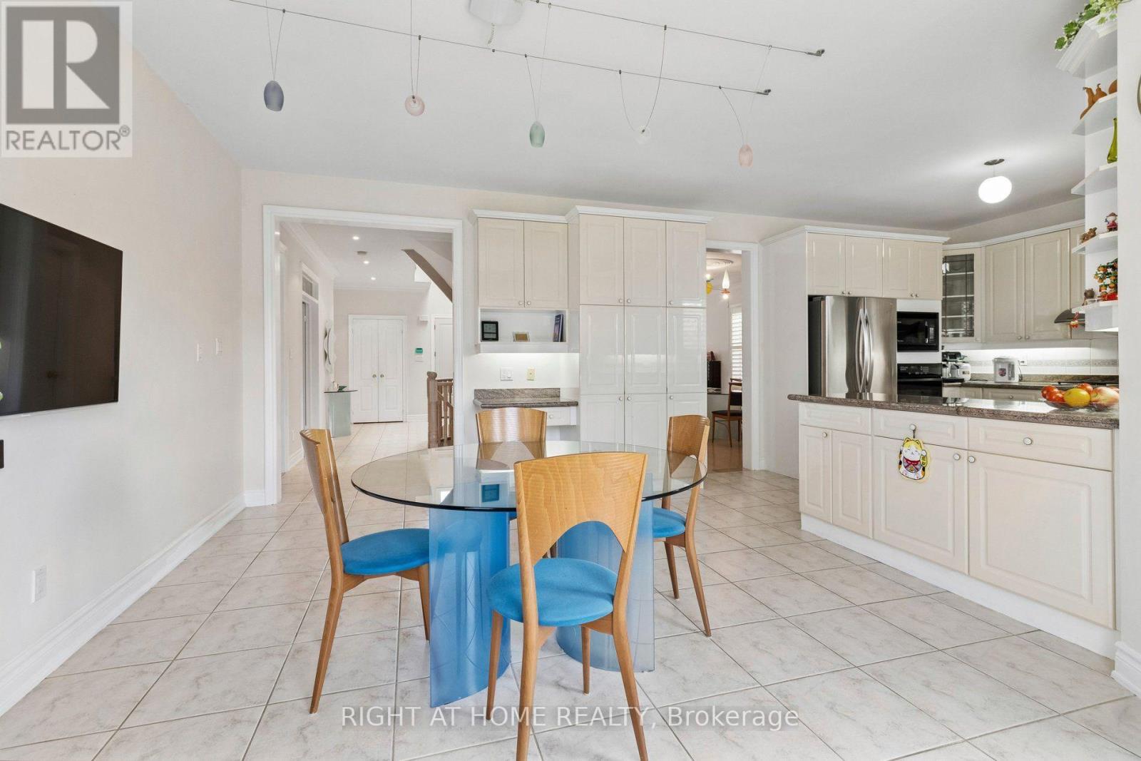 35 Palace Court Property Photo 13