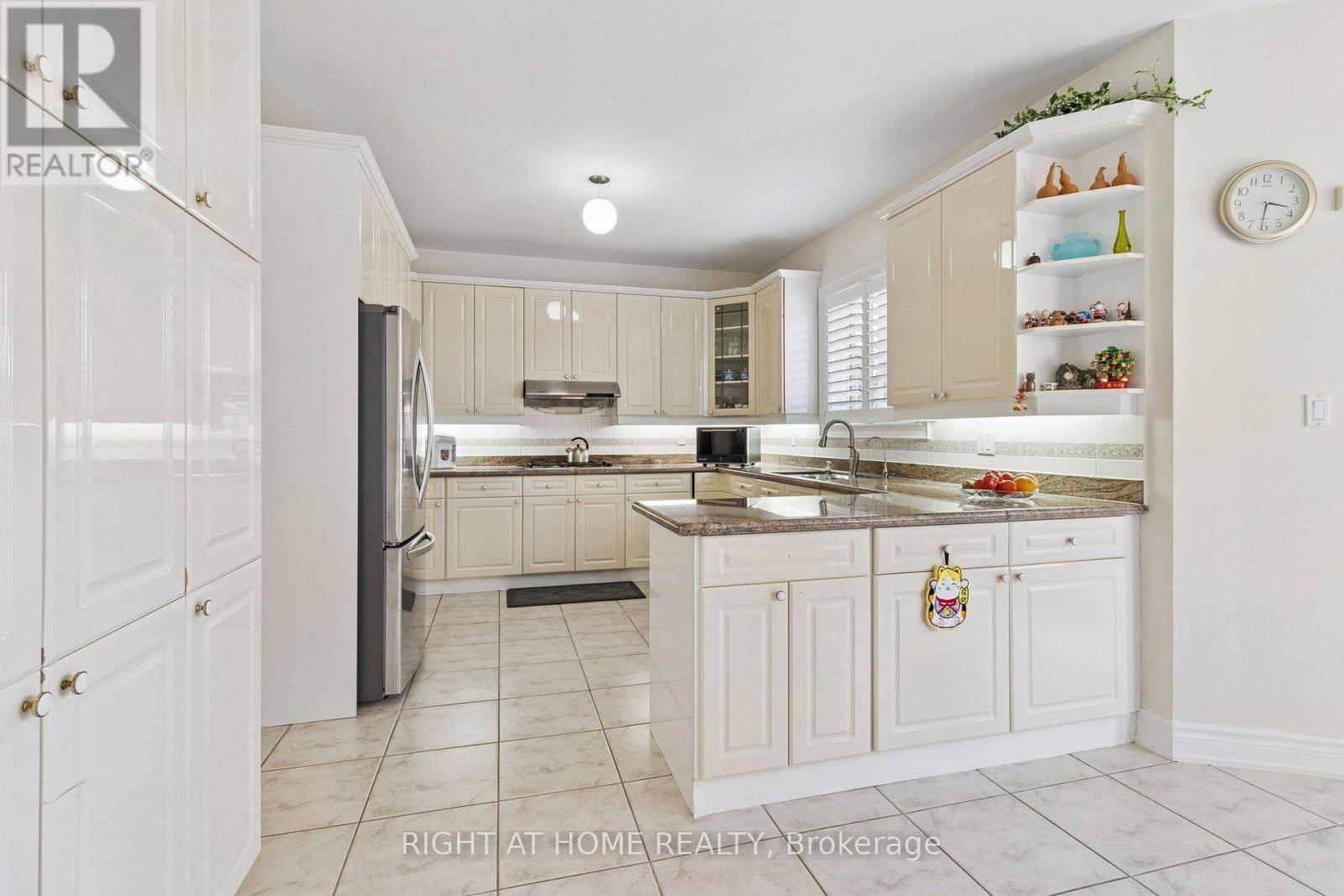 35 Palace Court Property Photo 14