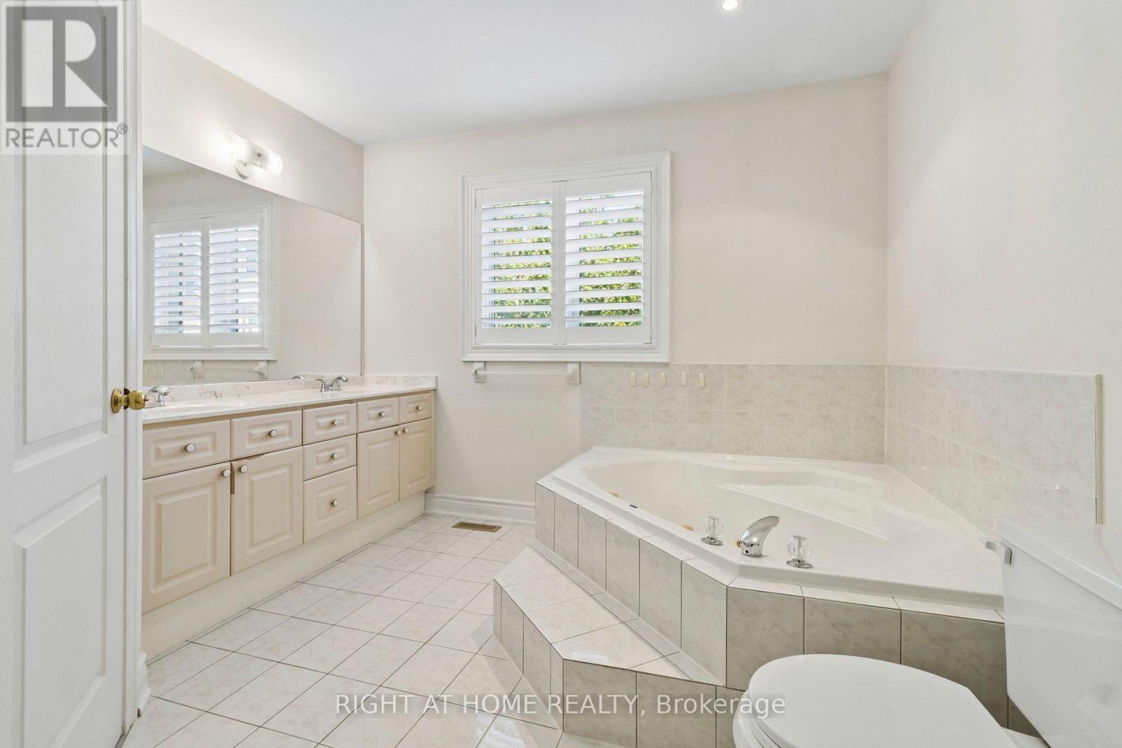 35 Palace Court Property Photo 20