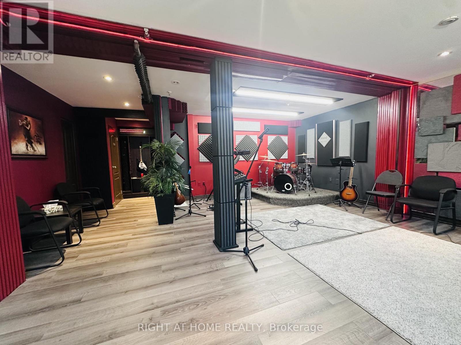 3 - 85 West Wilmot Street Property Photo 3