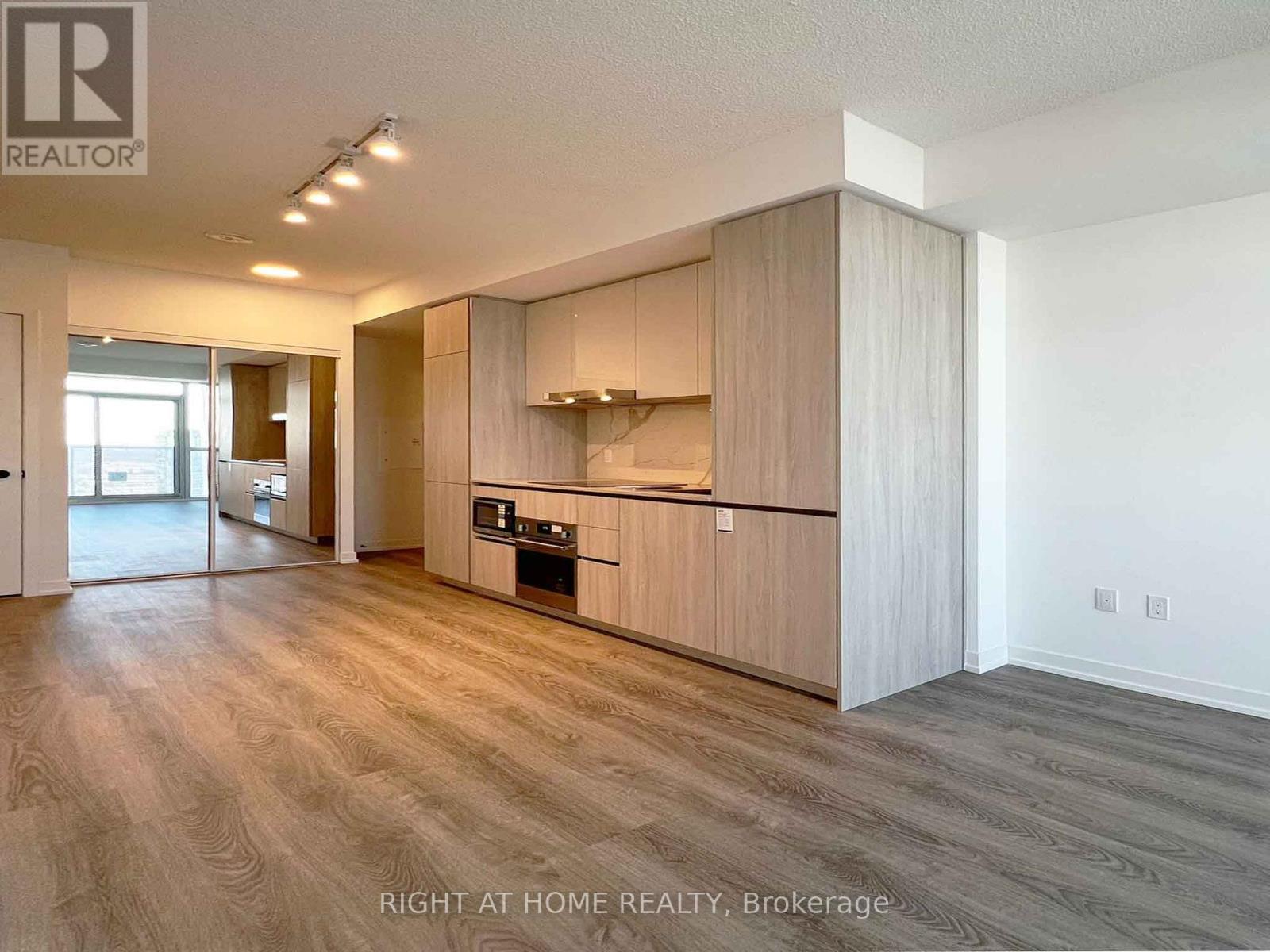 3907 - 8 Interchange Way Property Photo 2