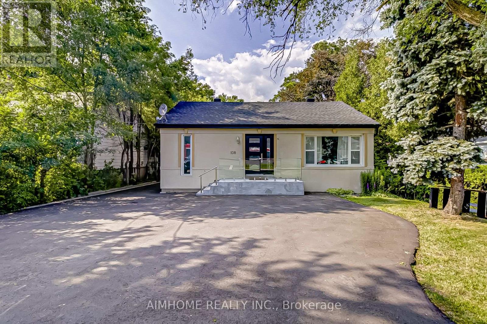 108 Steeles Avenue E Property Photo 1