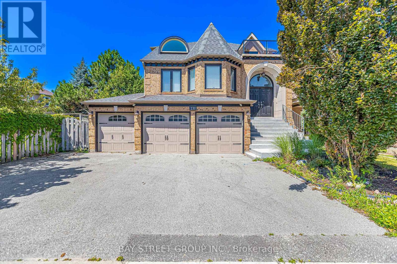 231 Shaftsbury Avenue N Property Photo 1
