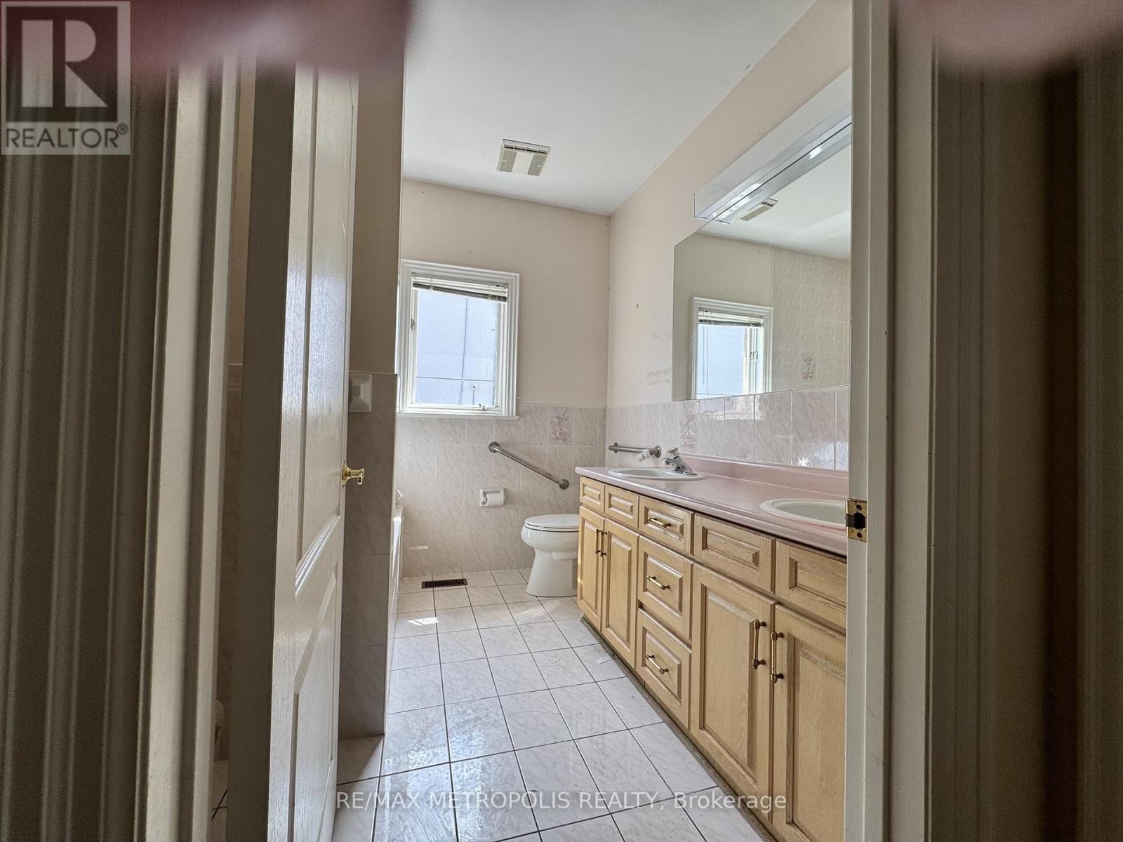 416 Elgin Mills Road W Property Photo 9