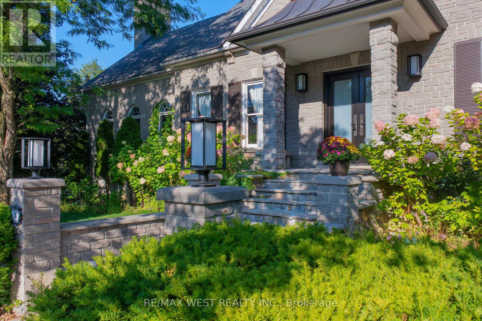 5 Humberview Drive Property Photo 1